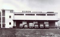 Gebäude der ELSEN Spedition, davor stehen 6 LKW