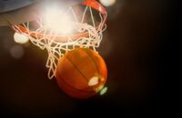 Basketball der durch das Netz fliegt