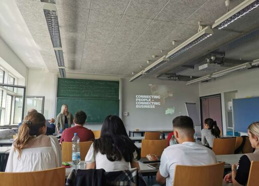 Vortrag in einem Klassenzimmer der Hochschule Koblenz