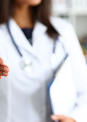 Arzt schüttelt dem patienten die hand als hallo