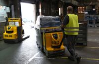 Mitarbeiter transportiert Ware